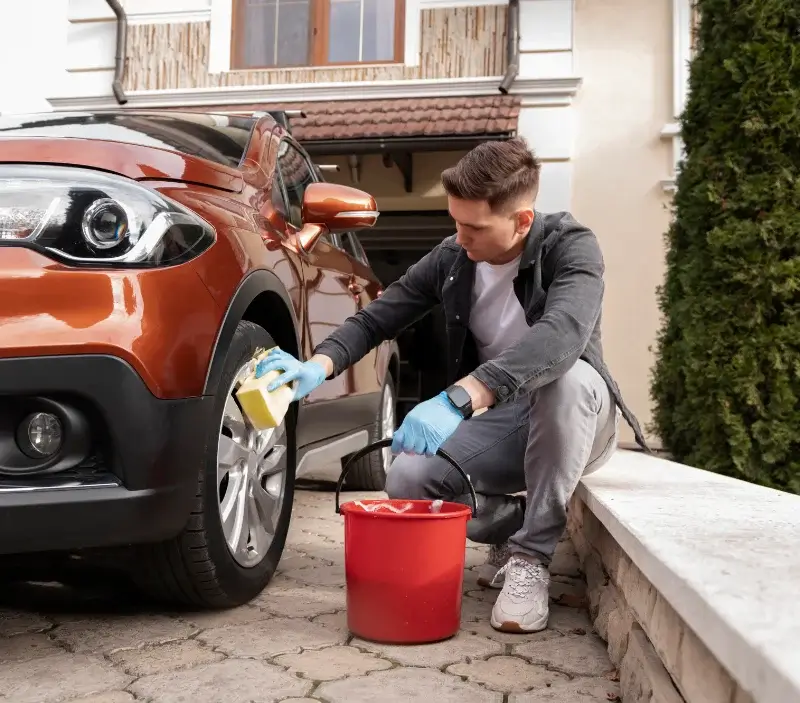 Lavage auto à domicile Alligny-Cosne : professionnel intervenant sur un véhicule